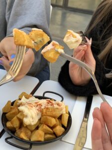 A photo of 4 forks with food together